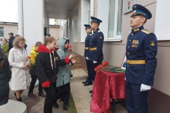 В Тверской области возложили цветы к доске памяти героя спецоперации