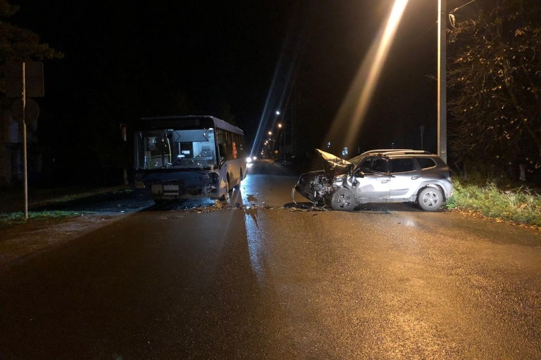 В Тверской области пьяный водитель кроссовера протаранил автобус