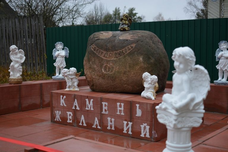 Житель Тверской области установил у дома явившийся во сне чудо-камень от высших сил