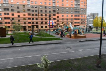 Игорь Щеголев и Игорь Руденя встретились с жителями Морозовских казарм, переезжающими в новые дома