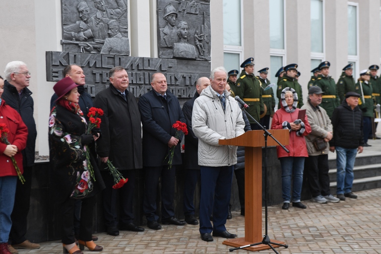 В Твери открыли монумент, посвященный комсомольцам и молодежи Верхневолжья