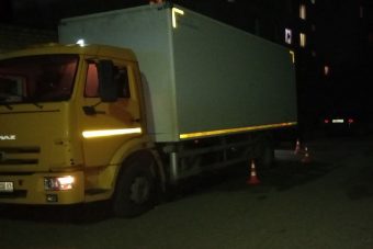 Жительница Тверской области сломала обе ноги, угодив под КамАЗ