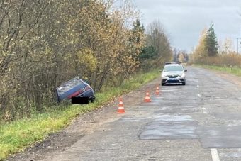 Водитель легковушки погиб, съехав в кювет в Тверской области