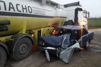 Легковушка и бензовоз столкнулись в Тверской области
