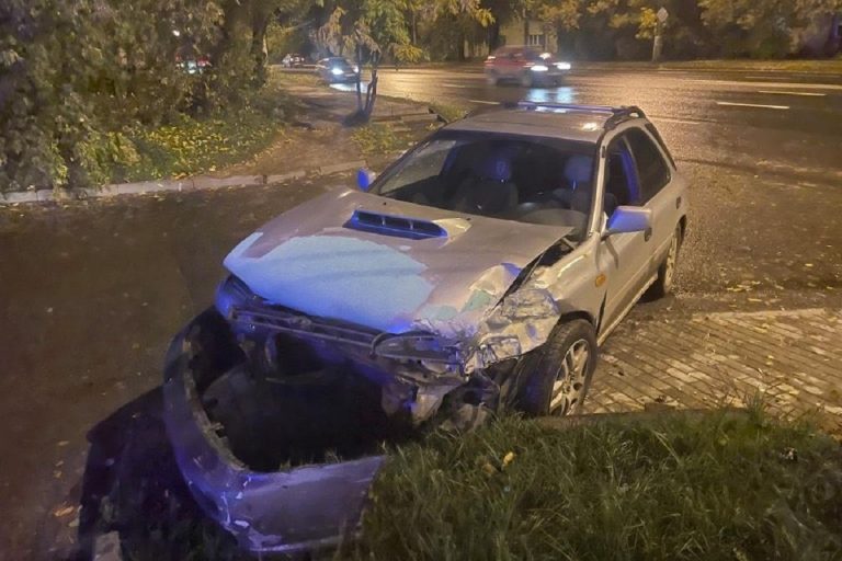 Две легковушки столкнулись в Заволжском районе Твери