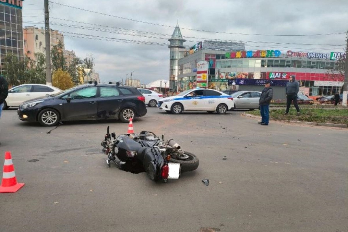 Мотоциклист получил открытый перелом ноги в ДТП в Твери