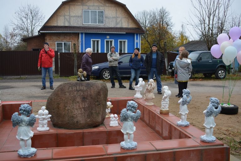 Житель Тверской области установил у дома явившийся во сне чудо-камень от высших сил