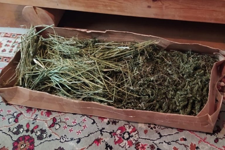 Килограмм марихуаны хранил дома житель поселка в Тверской области