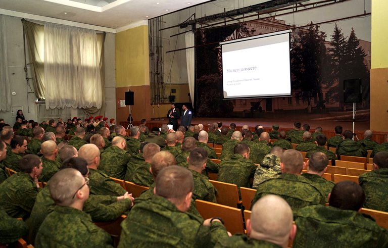 В Твери мобилизованным жителям прочли лекцию по истории России и передали синие платочки