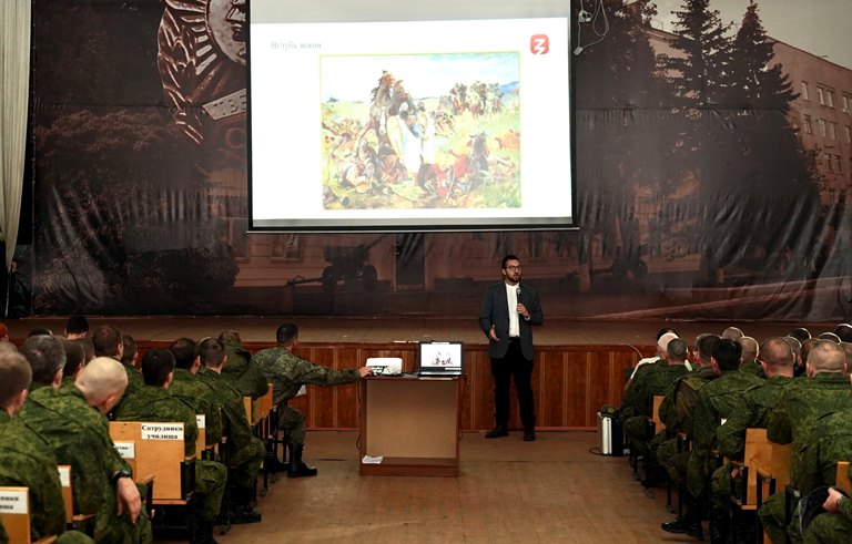 В Твери мобилизованным жителям прочли лекцию по истории России и передали синие платочки