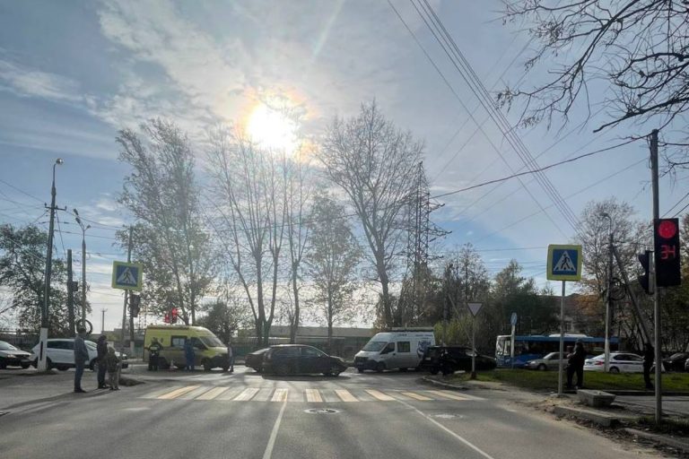Опубликовано видео ДТП  в Твери, в котором пострадали женщина и ребенок