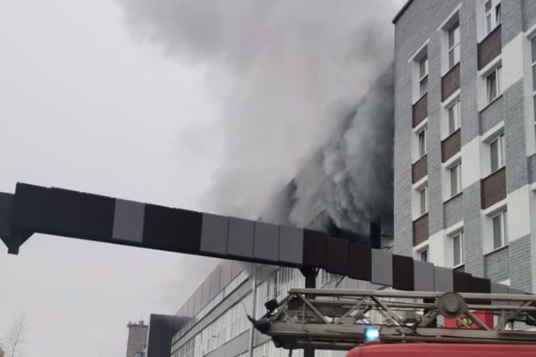 В Твери горит торгово-офисное здание