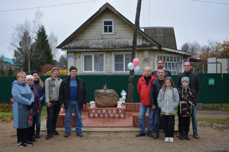 Житель Тверской области установил у дома явившийся во сне чудо-камень от высших сил