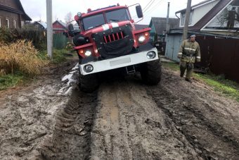 В Нелидово пожарные еле добрались до места ЧП из-за разбитой дороги
