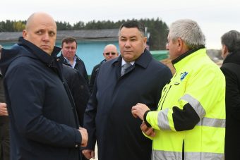 Игорь Руденя и гендиректор ООО "ДСК" обсудили строительство Западного моста