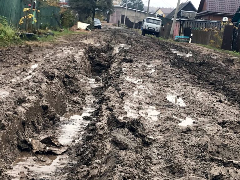 В Нелидово пожарные еле добрались до места ЧП из-за разбитой дороги