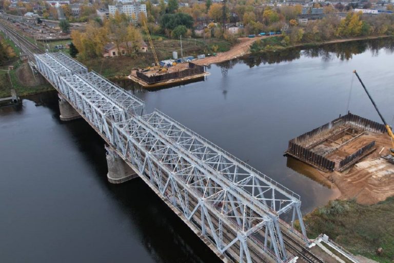 Игорь Руденя и гендиректор ООО "ДСК" обсудили строительство Западного моста