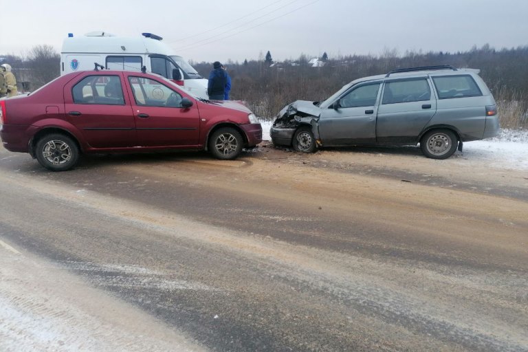 Два человека пострадали в столкновении легковушек в Тверской области