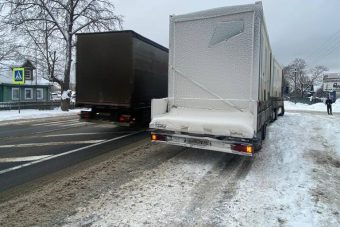 В Тверской области на федеральной трассе М-10 фура сбила пожилую женщину