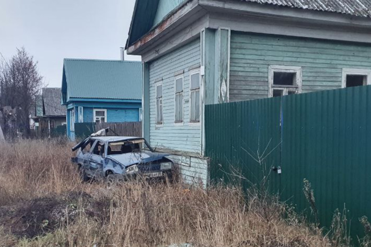 В Весьегонске водитель легковушки протаранил дом и попал в ЦРБ