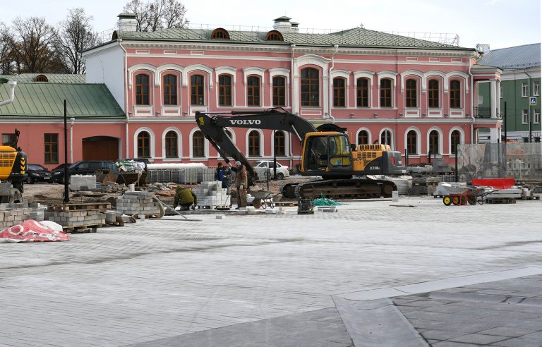 Губернатор Игорь Руденя проверил ход благоустройства Соборной площади в Твери