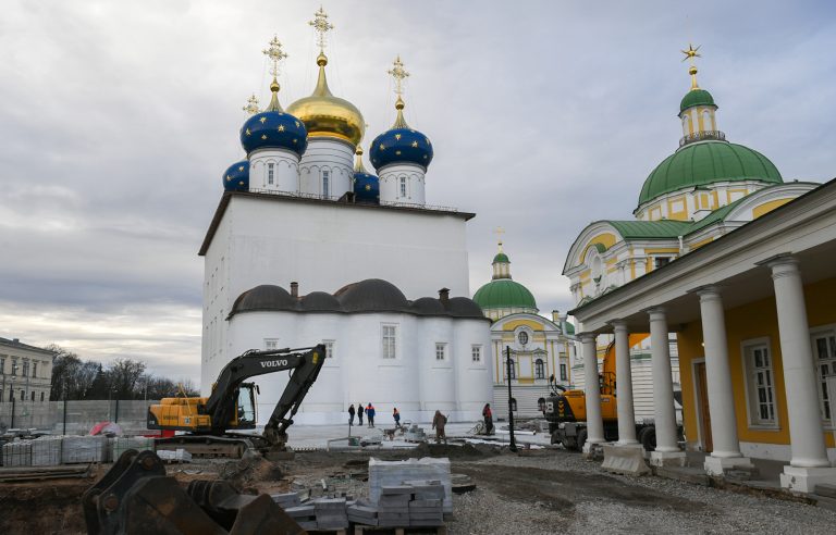 Губернатор Игорь Руденя проверил ход благоустройства Соборной площади в Твери