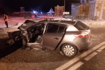 Женщина-водитель врезалась в стоящую фуру в Тверской области