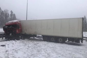 Водитель фуры погиб, врезавшись в ограждение на М-11 в Тверской области