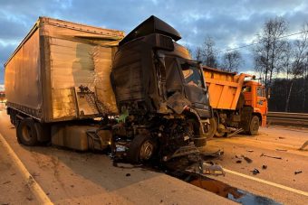 Водитель фуры погиб, врезавшись в КамАЗ в Тверской области