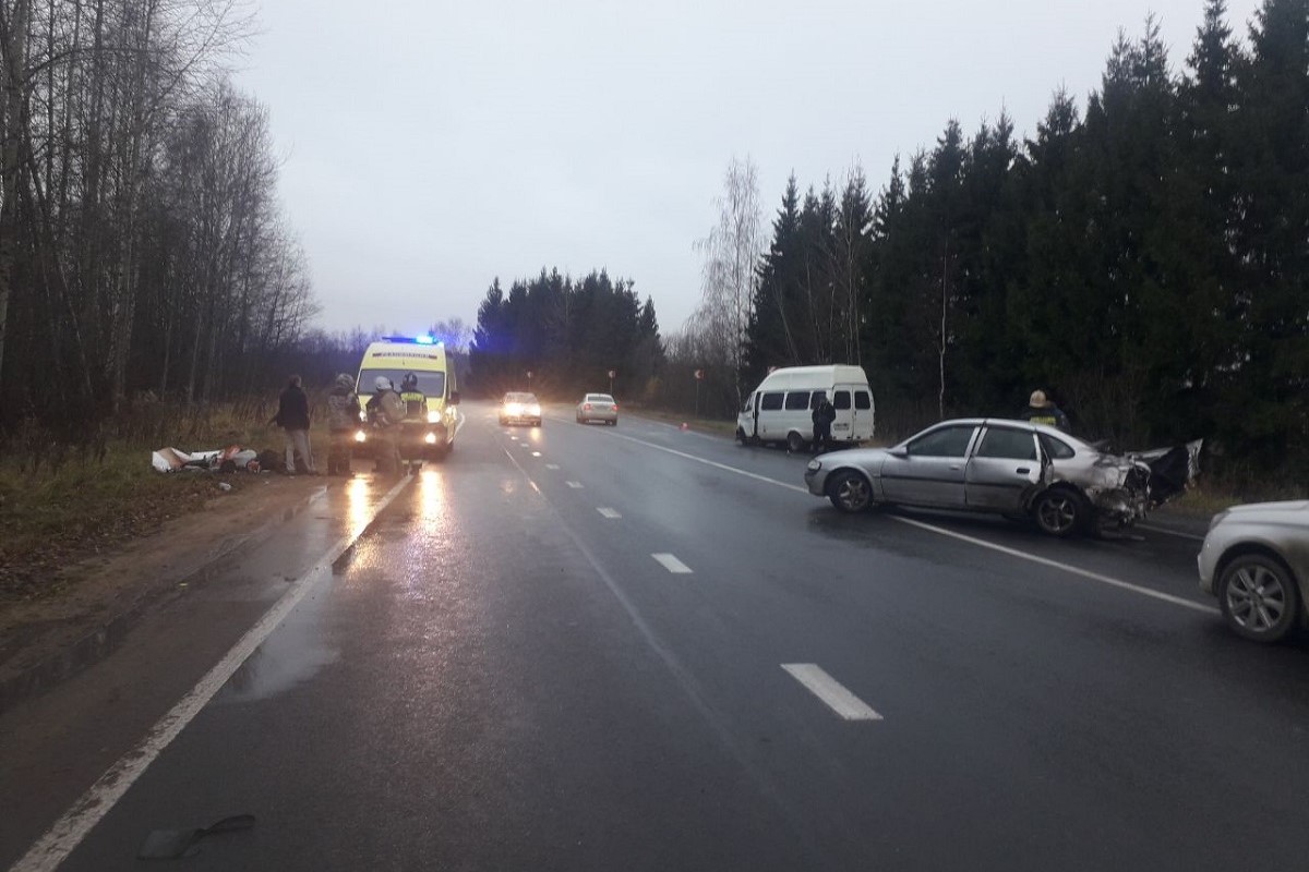 Выезд на встречную полосу стал причиной ДТП в Тверской области