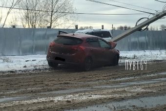 Легковушка снесла столб в Заволжском районе Твери