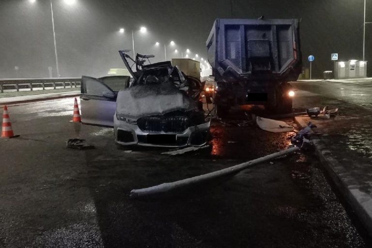 Водитель и пассажир BMW погибли, врезавшись в фуру в Тверской области