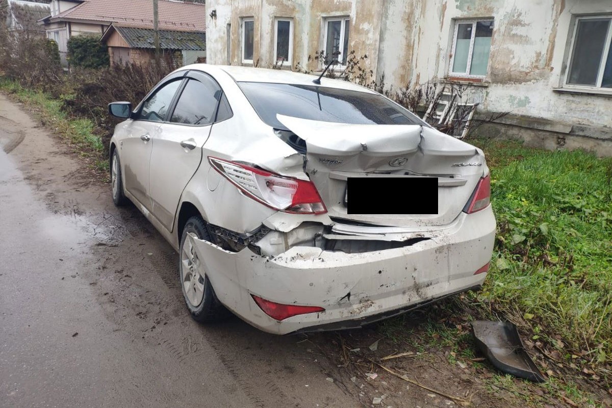 Пожилой водитель внедорожника врезался в стоящий автомобиль в Тверской области
