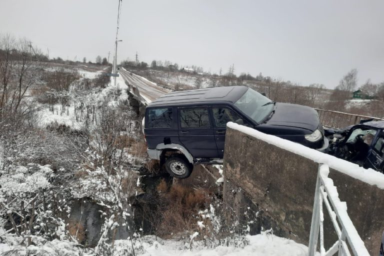 Автомобиль повис на краю моста после ДТП в Тверской области