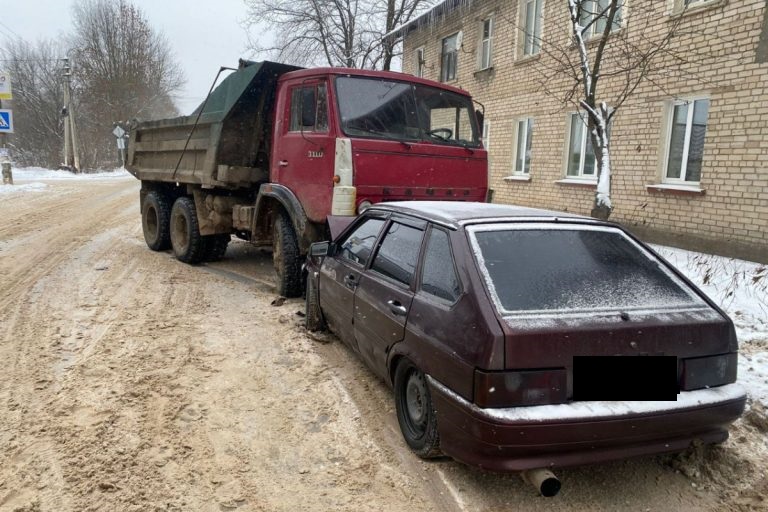 КамАЗ и легковушка столкнулись лоб в лоб в Тверской области