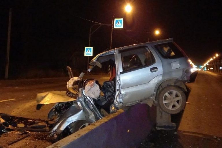 Водитель легковушки погиб, врезавшись в ограждение на М-10 в Тверской области