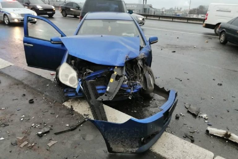 Стали известны подробности тройного ДТП на съезде с Восточного моста в Твери Стали известны подробности тройного ДТП на съезде с Восточного моста в Твери