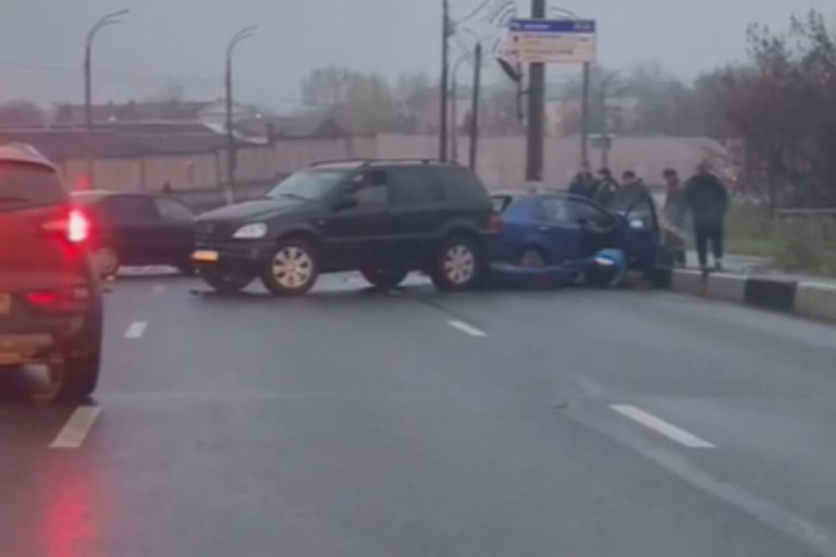 Три автомобиля столкнулись на съезде с Восточного моста в Твери Три автомобиля столкнулись на съезде с Восточного моста в Твери