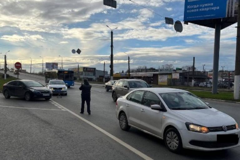На Волоколамском проспекте в Твери столкнулись легковушки