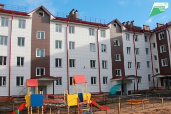 В Тверской области переселенцам из аварийного жилья вручили ключи от новых квартир