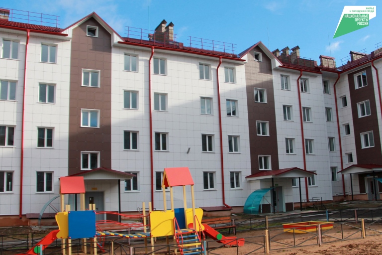 В Тверской области переселенцам из аварийного жилья вручили ключи от новых квартир