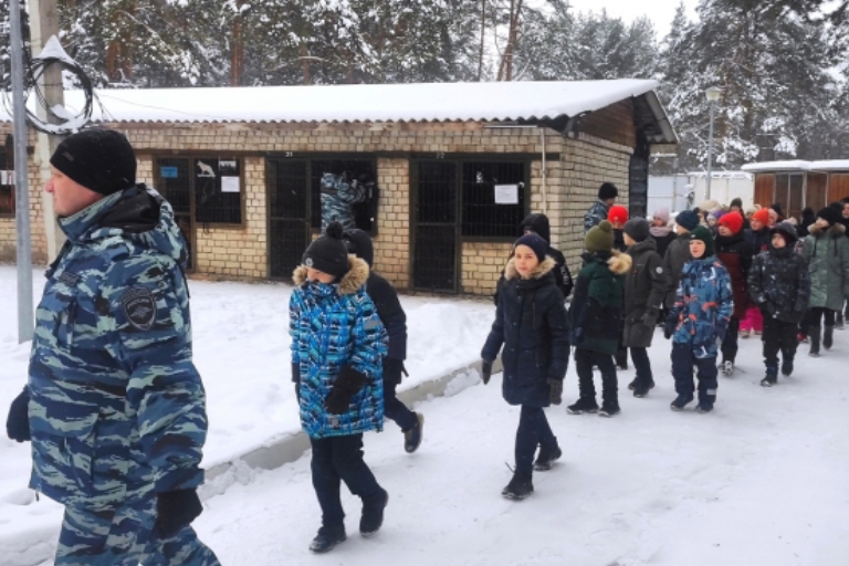 В Твери школьников познакомили с четвероногими полицейскими