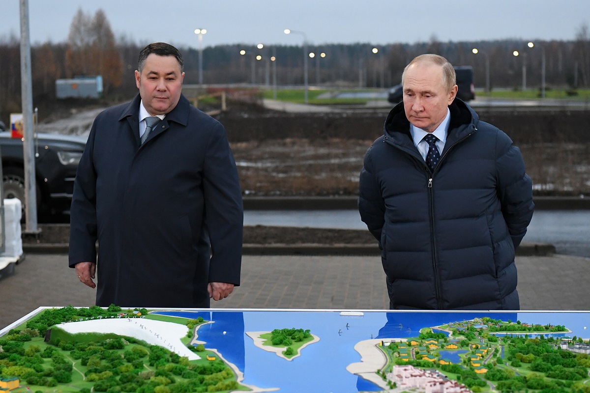 Президент России ознакомился с ходом строительства речного порта Завидово в Тверской области