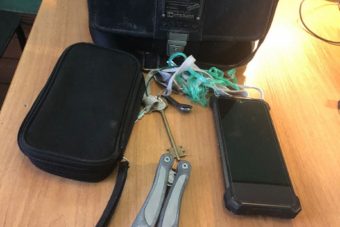 Не заперев автомобиль, житель Тверской области лишился денег, смартфона и колец