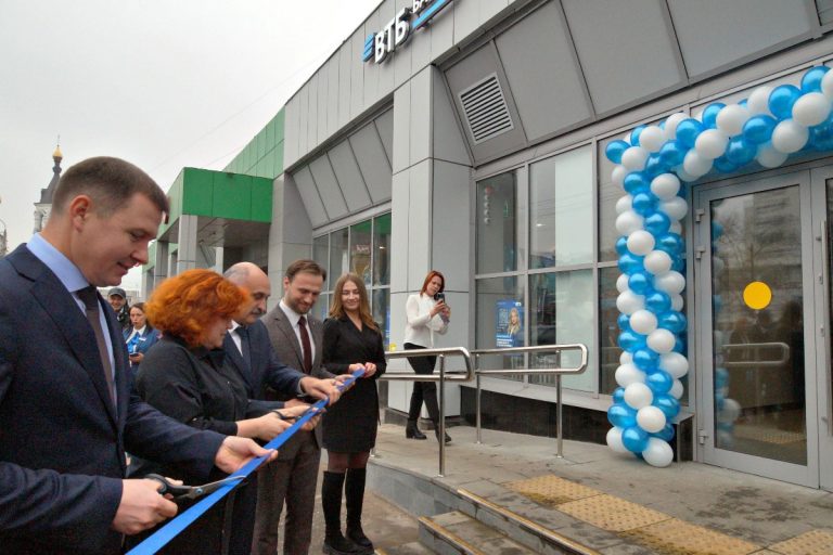Под гул набирающего высоту самолета в Твери открылся новый офис банка ВТБ