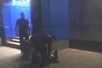 В сети появилось видео избиения девушки охранником клуба "Лазурный" в Твери
