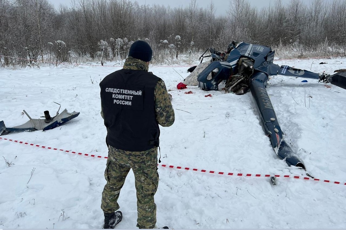 Следователи опубликовали видео с места крушения вертолета в Тверской области