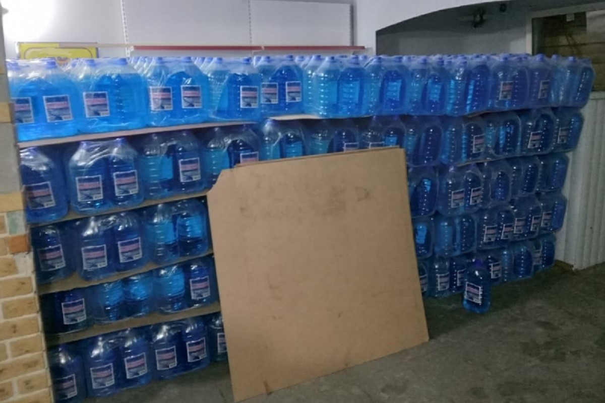 Более 5,5 тысячи бутылок стеклоомывающей жидкости без документов изъято в Твери