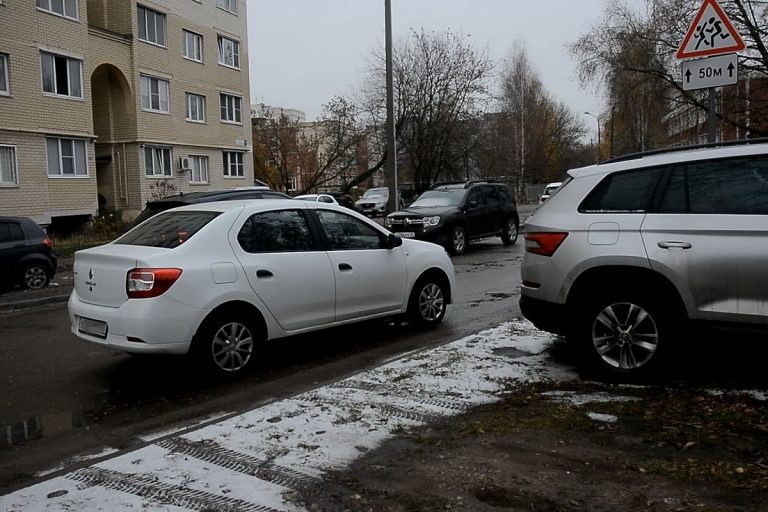 В Твери выявляют водителей, паркующих автомобили на газонах