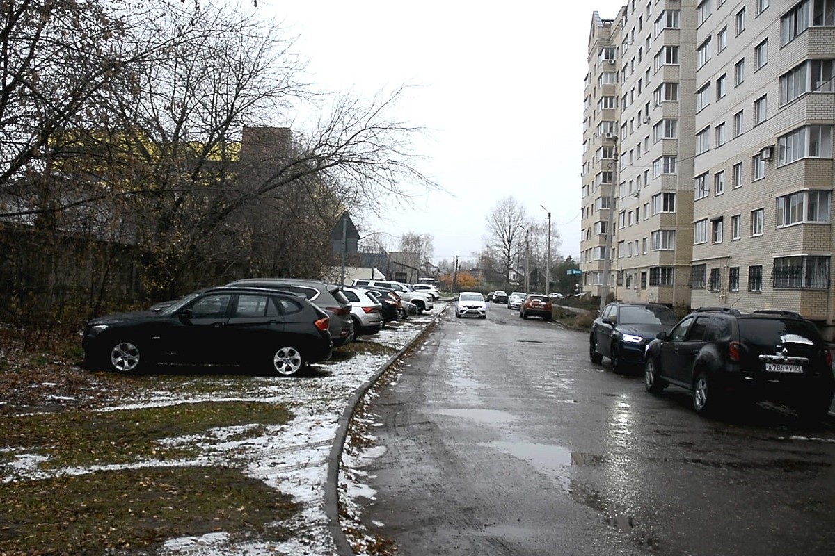 В Твери выявляют водителей, паркующих автомобили на газонах